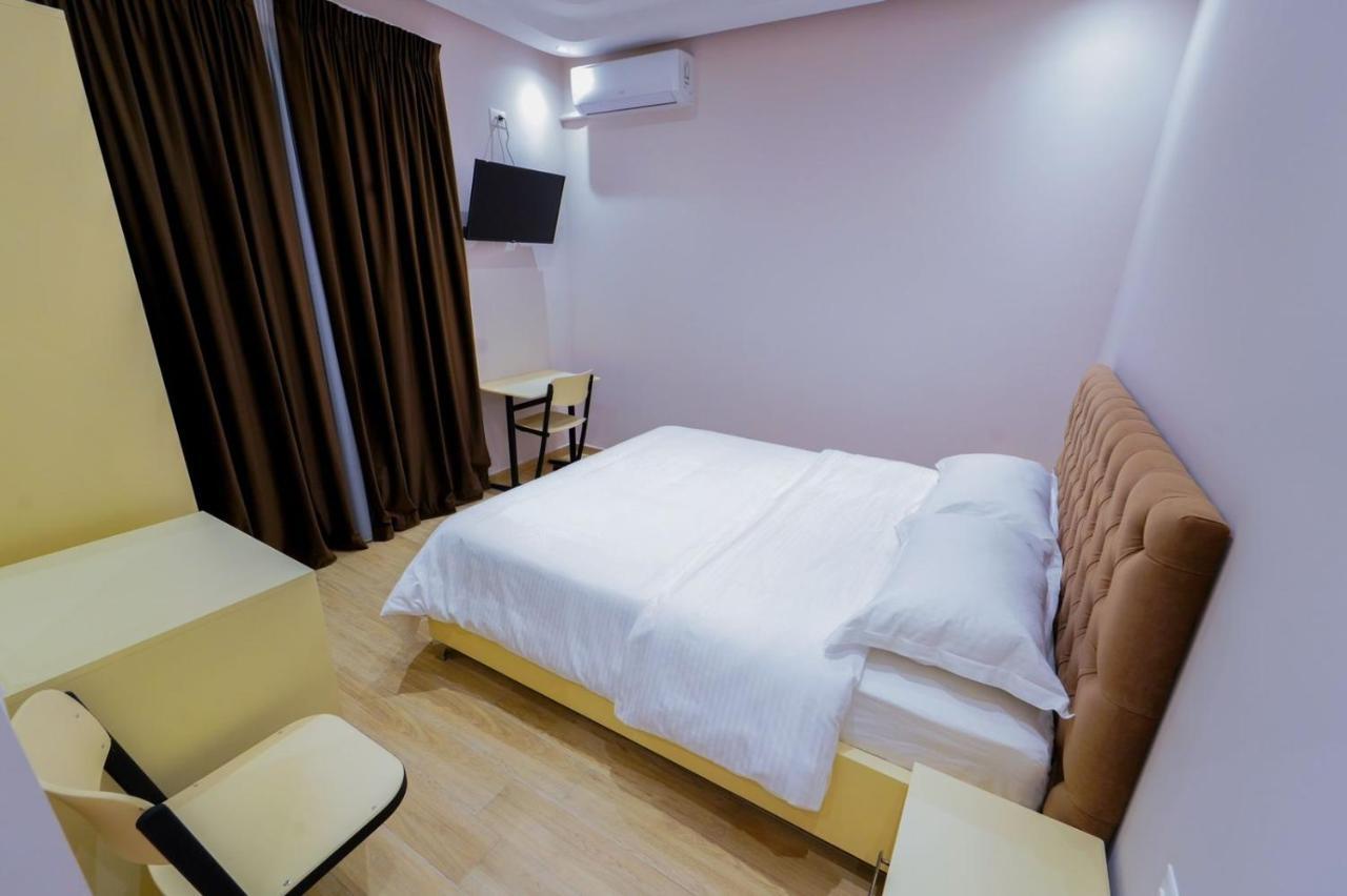 Sr99 Hotel Τίρανα Εξωτερικό φωτογραφία